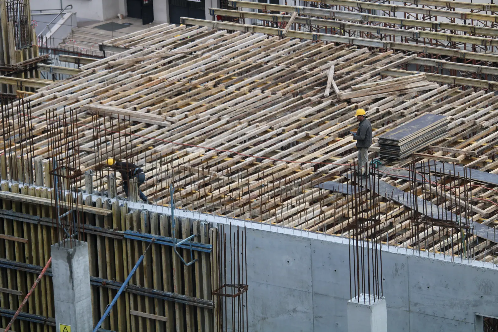 Beton dökümü öncesi hazırlanmış donatı ve kalıp düzlemi